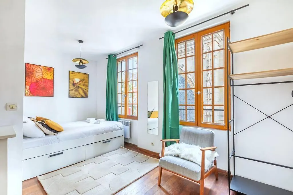 Studio Intimiste Au Coeur Du Marais Historique Paris Apartment